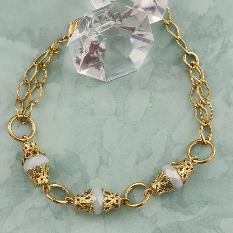 PULSEIRA DOURADA PEDRAS BRANCAS E ELOS