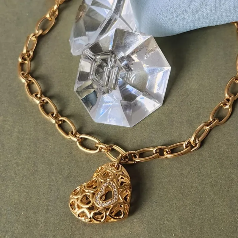 PULSEIRA DOURADA PINGENTE CORAÇÃO VAZADO