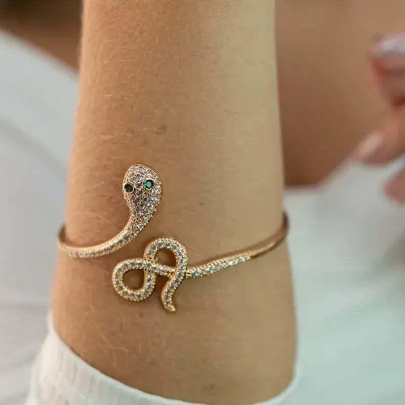 BRACELETE COBRA CRAVEJADA EM ZIRCÔNIAS