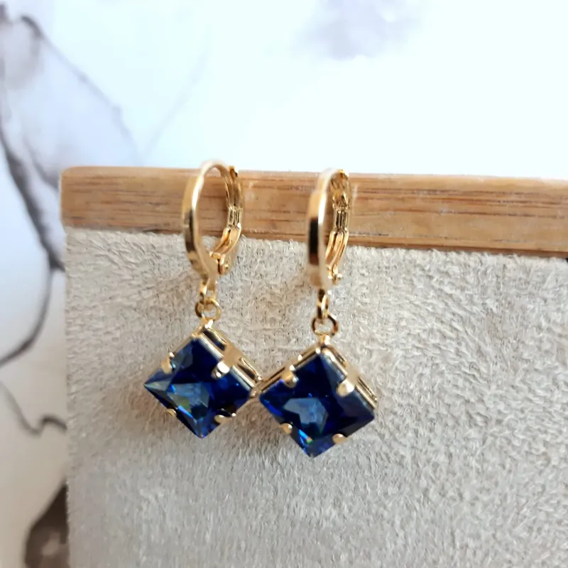 BRINCO ARGOLA DOURADA  QUADRADO AZUL