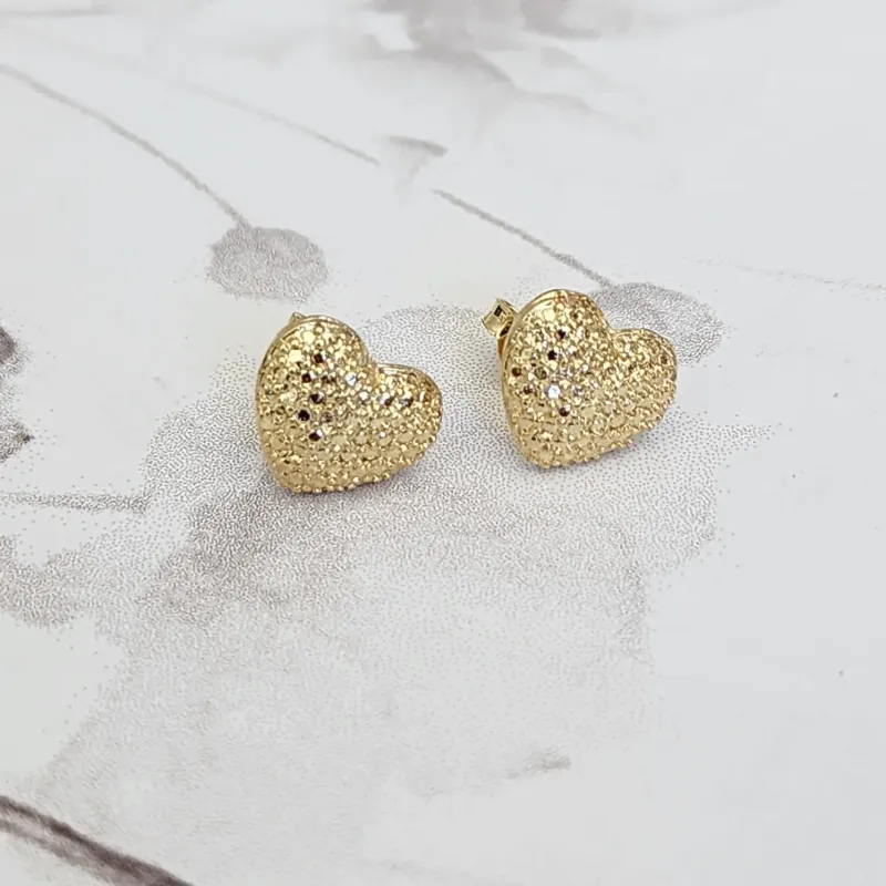 BRINCO CORAÇÃO DETALHADO DOURADO