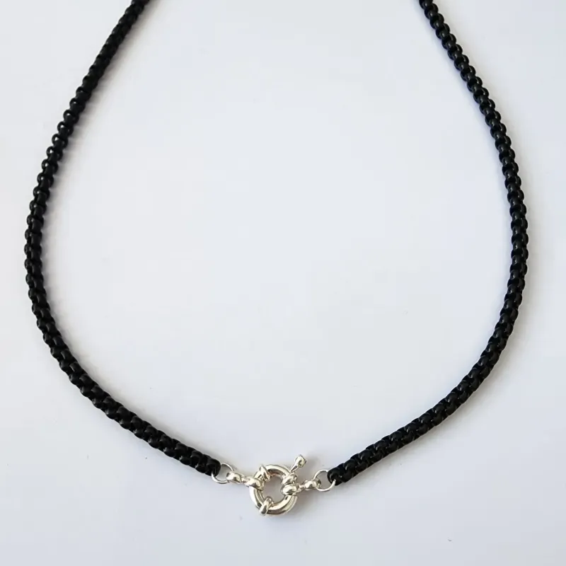 COLAR RESINA PRETO COM FECHO BOIA PRATA