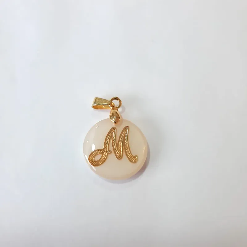 PINGENTE DOURADO MADREPÉROLA LETRA M