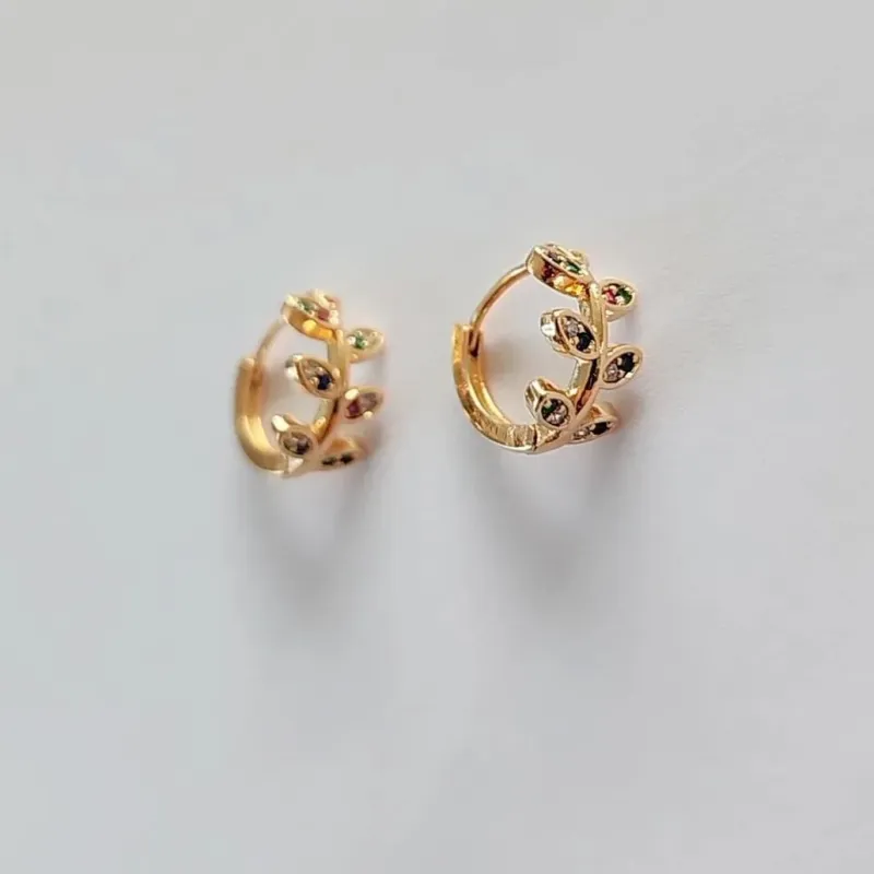 ARGOLINHA DOURADA FOLHAS MICROZIRCÔNIAS COLORIDAS
