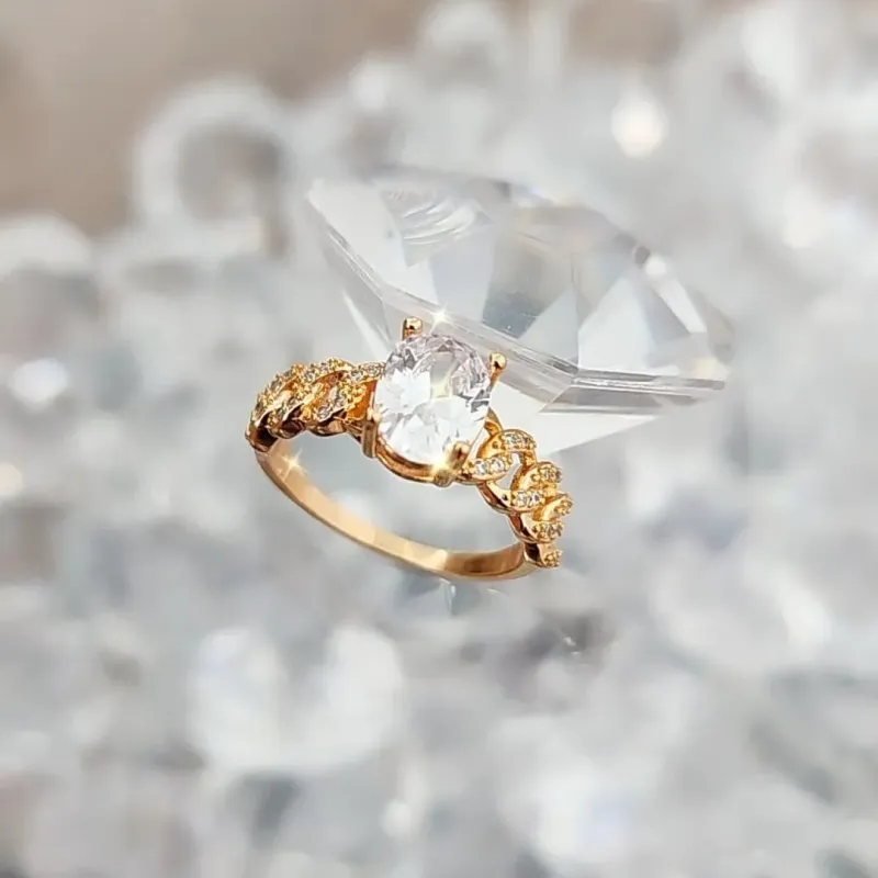 ANEL DOURADO SOLITÁRIO CRAVEJADO PEDRA CRISTAL