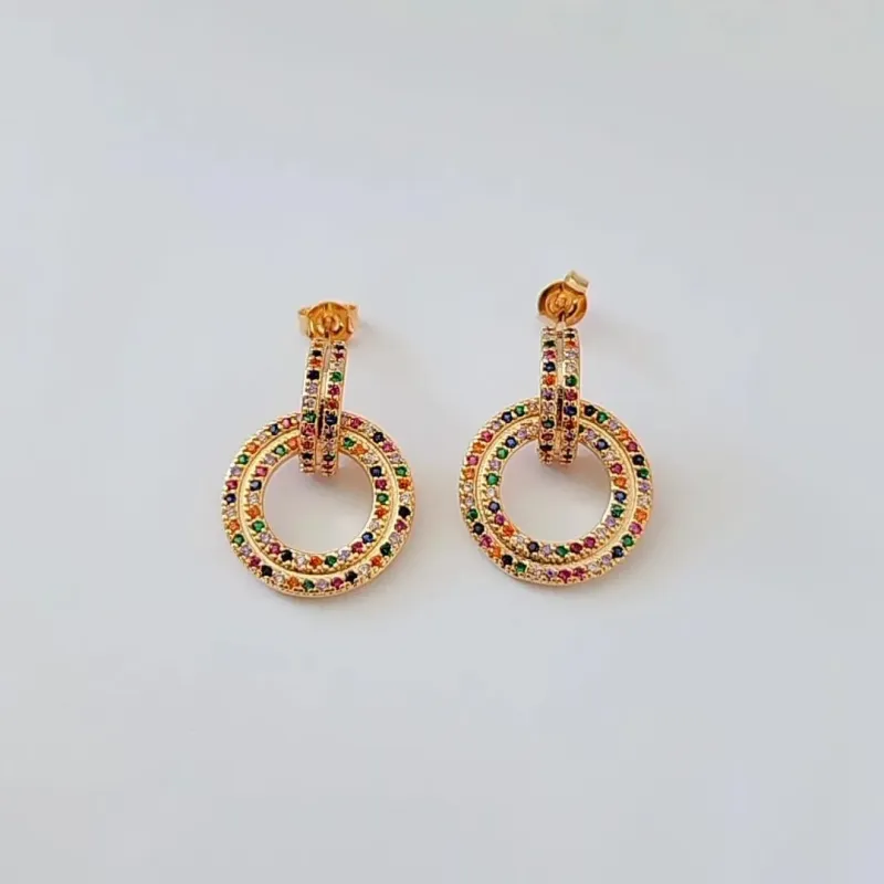 BRINCO DOURADO CÍRCULO CRAVEJADO EM MICROZIRCÔNIA COLORIDAS