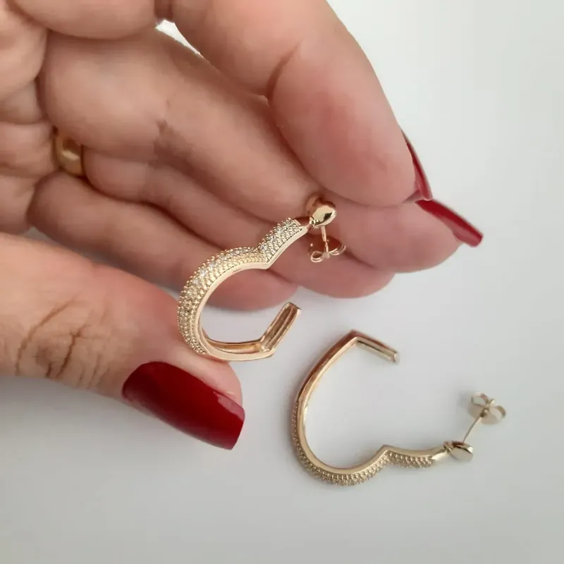 BRINCO DOURADO CORAÇÃO CRAVEJADO EM MICROZIRCÔNIAS CRISTAL