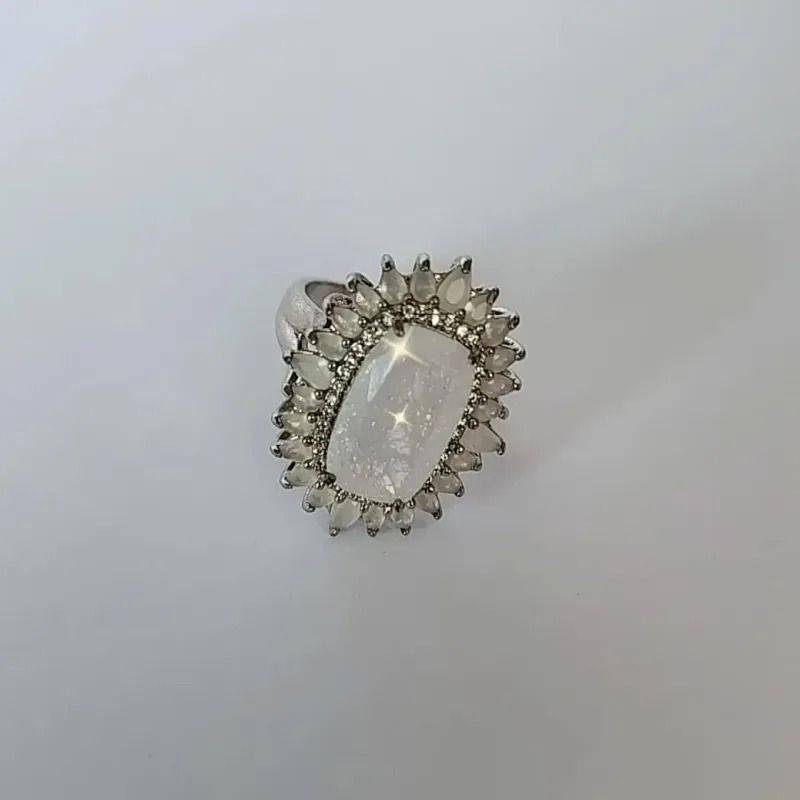 ANEL RÓDIO BRANCO PEDRA RETANGULAR CRISTAL E ZIRCÔNIAS OPALA