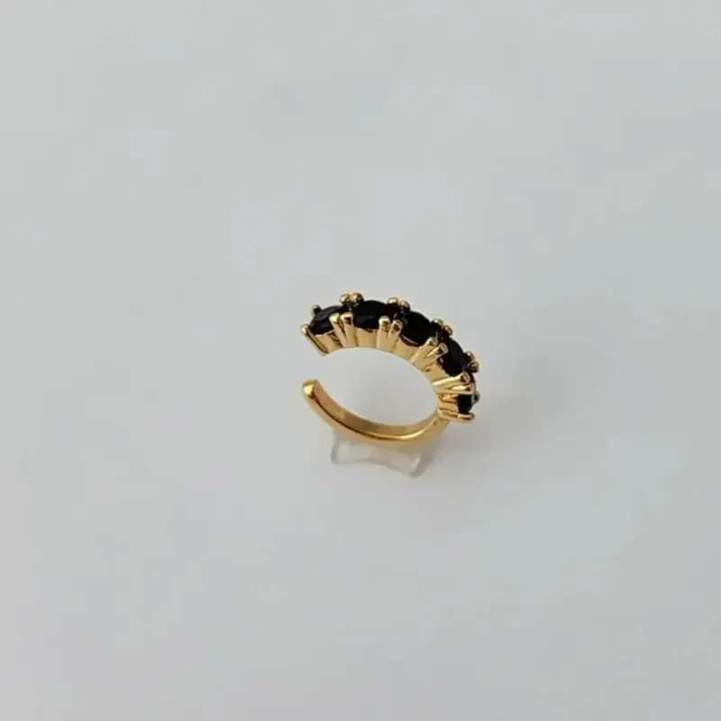 BRINCO PIERCING FAKE DOURADO PEDRAS NEGRAS