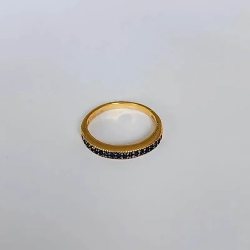 ANEL DOURADO CRAVEJADO EM MICROZIRCÔNIAS SAFIRA
