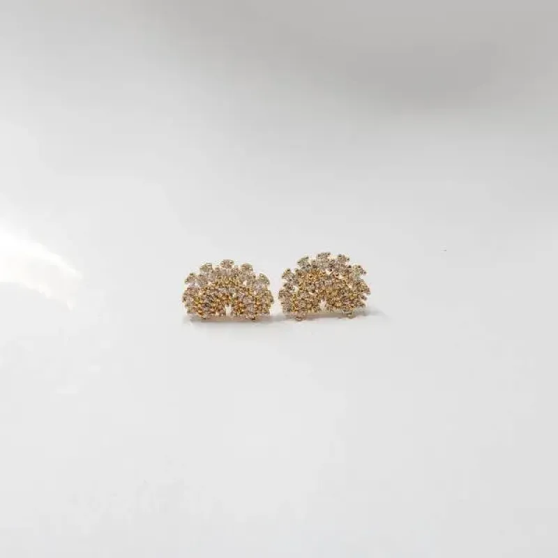 BRINCO DOURADO MEIO CÍRCULO CRAVEJADO ZIRCÔNIAS CRISTAL