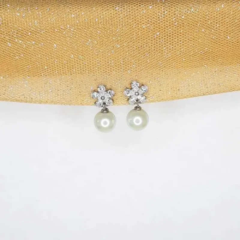 BRINCO RÓDIO BRANCO FLOR CRISTAL E PÉROLA