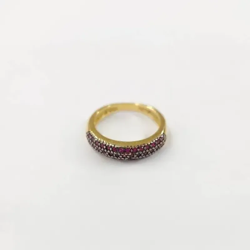 ANEL DOURADO MEIA ALIANÇA CRAVEJADO MICROZIRCÔNIAS RUBELITA