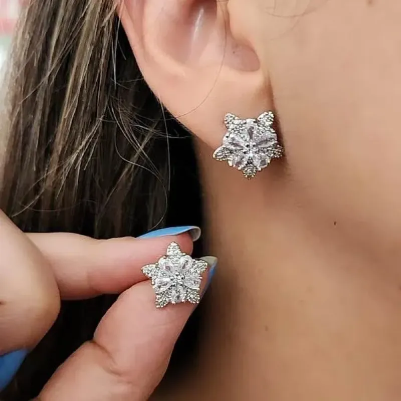 BRINCO ESTRELA E FLOR CRAVEJADOS EM NAVETES E MICROZIRCÔNIAS