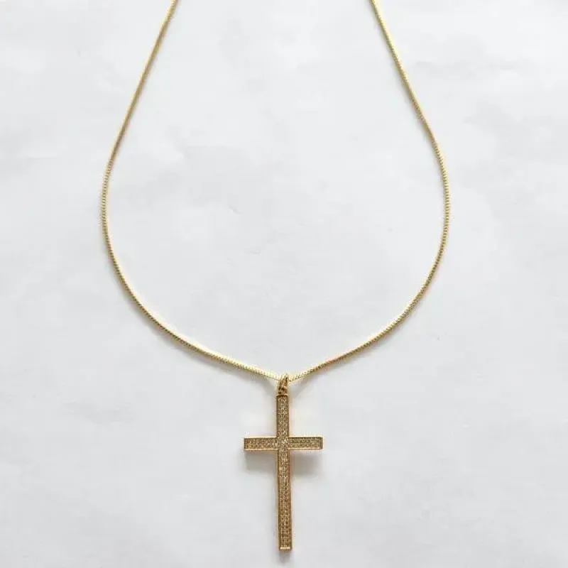 COLAR DOURADO CRUZ CRAVEJADA EM MICROZIRCÔNIAS CRISTAl