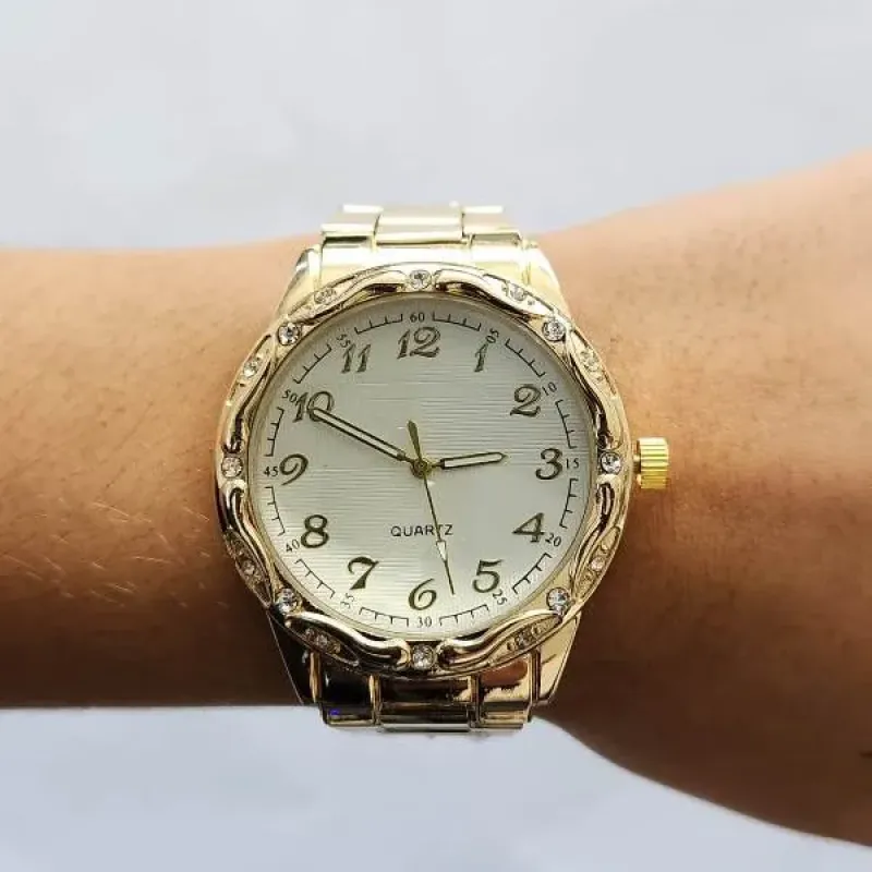 RELÓGIO DOURADO FUNDO CLARO