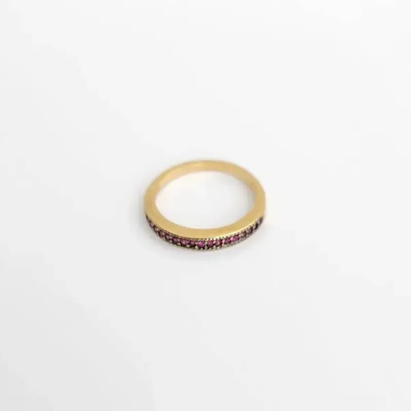 ANEL DOURADO CRAVEJADO EM MICROZIRCÔNIAS RUBELITA