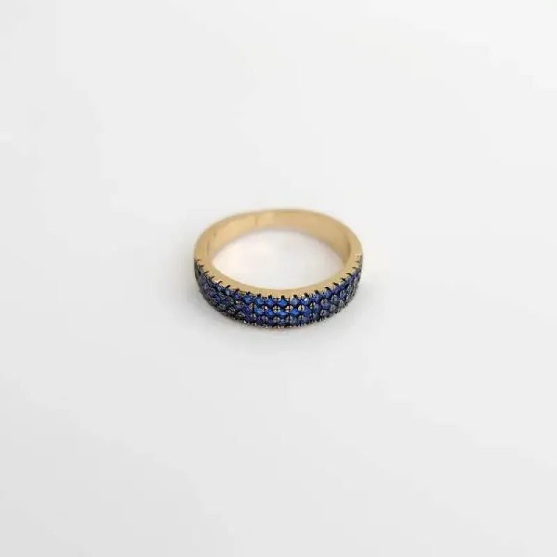 ANEL DOURADO ESTILO APARADOR CRAVEJADO MICROZIRCÔNIAS SAFIRA