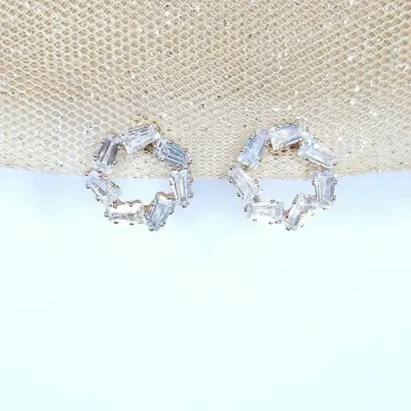 BRINCO DOURADO ZIRCÔNIAS NAVETE CRISTAL