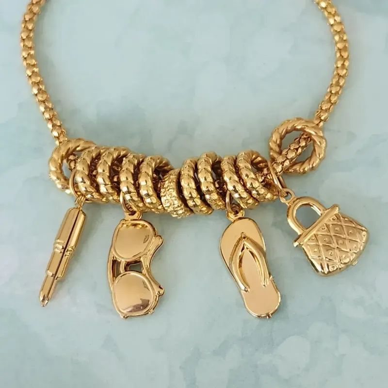PULSEIRA DOURADA PINGENTES BATOM,ÓCULOS,CHINELO E BOLSA