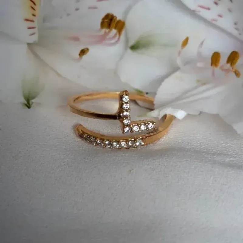 ANEL DOURADO CRAVEJADO MICROZIRCÔNIAS CRISTAL LETRA L