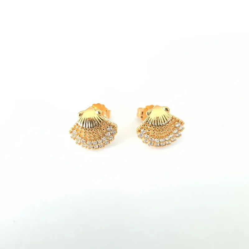 BRINCO DOURADO CONCHA CRAVEJADA EM MICROZIRCÔNIAS CRISTAIS