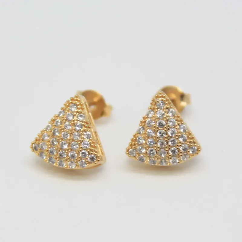 BRINCO DOURADO TRIÂNGULO CRAVEJADO MICROZIRCÔNIAS CRISTAL
