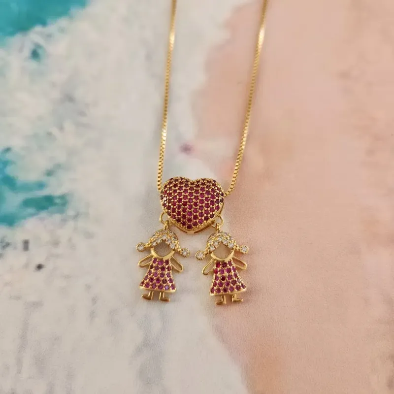 COLAR DOURADO PINGENTES DUAS MENINAS CRAVEJADO ZIRCÔNIA ROSA