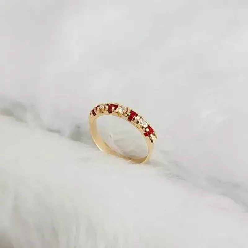 ANEL APARADOR MEIA ALIANÇA ZIRCÔNIAS CRISTAL E VERMELHO