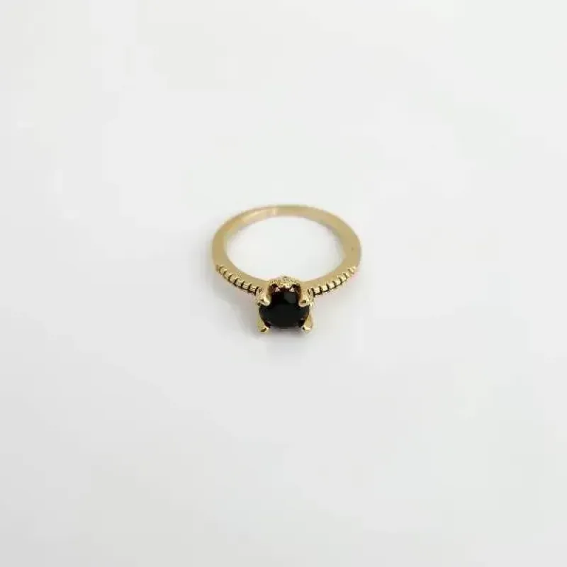 ANEL DOURADO SOLITÁRIO ZIRCÔNIA NEGRA CRAVEJADO