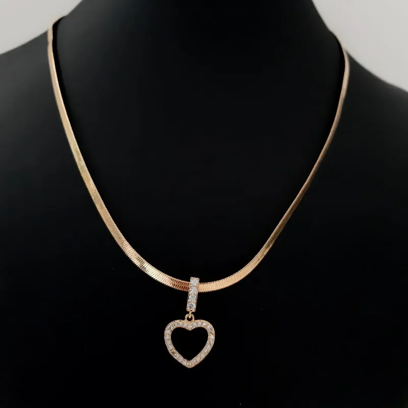 COLAR DOURADO FITA CORAÇÃO MICROZIRCÔNIAS CRISTAL