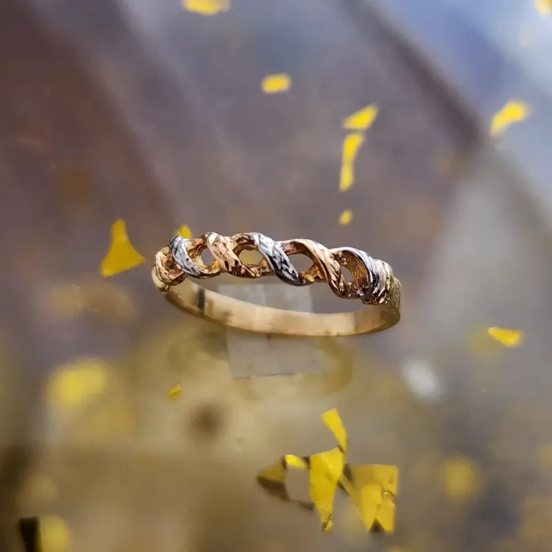 ANEL DOURADO TRANÇAS BANHO TONS AMARELO, VERMELHO E BRANCO