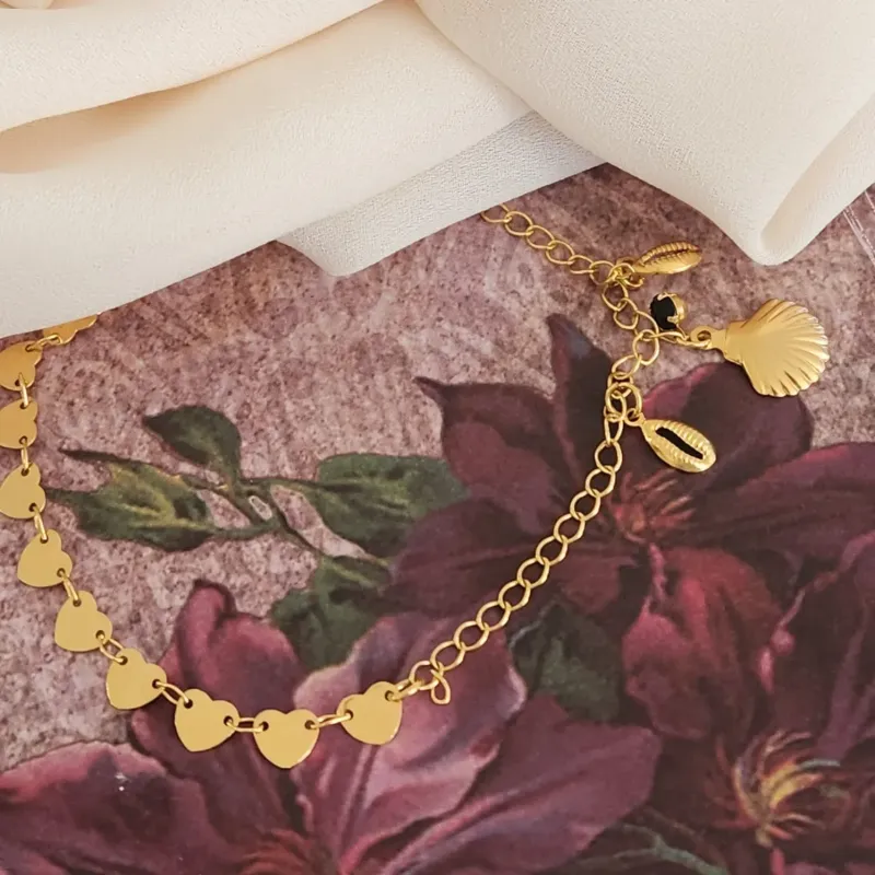 PULSEIRA DOURADA CORAÇÕES BÚZIOS E CONCHAS ZIRCÔNIA NEGRA
