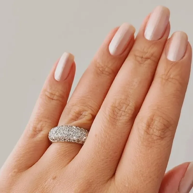 ANEL COM CRAVAÇÃO SUPERIOR ZIRCÔNIA CRISTAL RÓDIO BRANCO