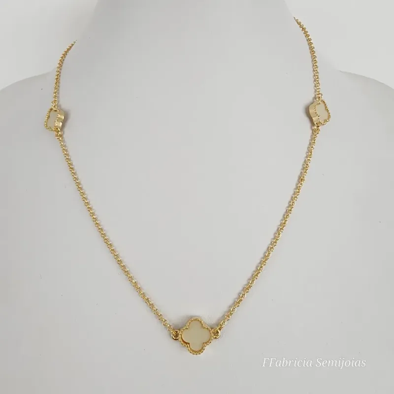 COLAR COM 3 PINGENTES TREVO DE QUATRO FOLHAS BEGE BANHO OURO