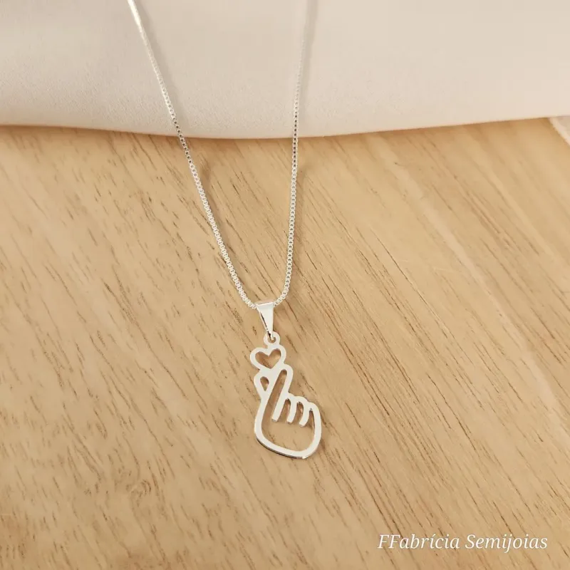 COLAR PINGENTE CORAÇÃO DE DEDO DORAMA - Finger Heart