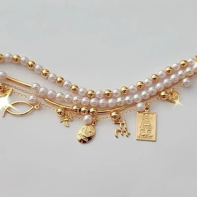 PULSEIRA DOURADA QUATRO FIOS PÉROLAS, BOLAS E PINGENTES