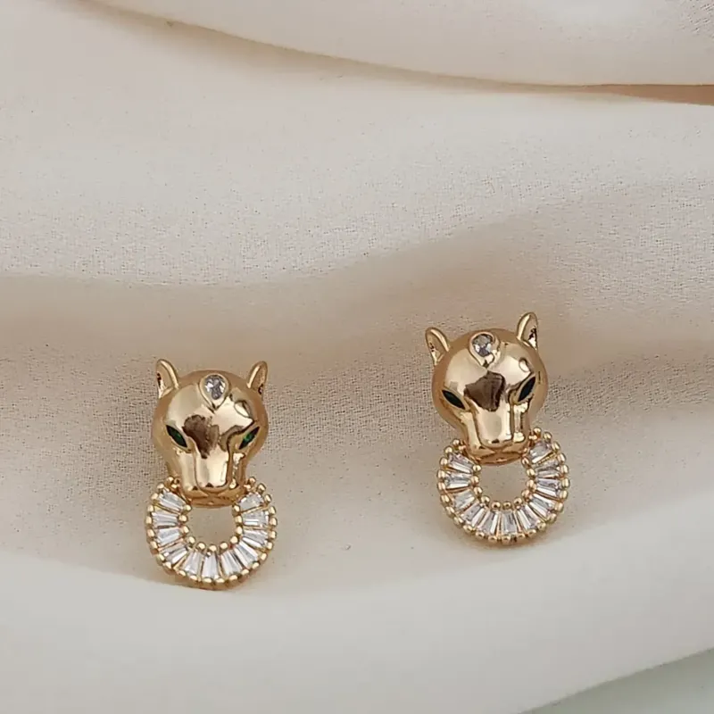 BRINCO DOURADO TIGRE CRAVEJADO EM NAVETES CRISTAL