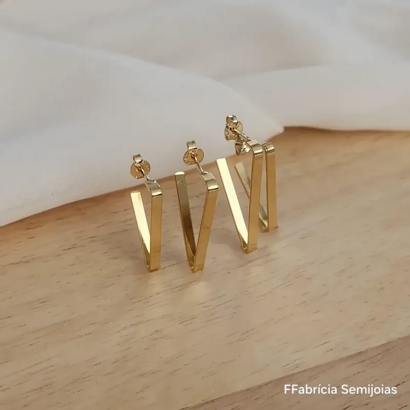 DUPLA DE BRINCOS ESTILO ARGOLA TRIÂNGULAR DOIS TAMANHOS