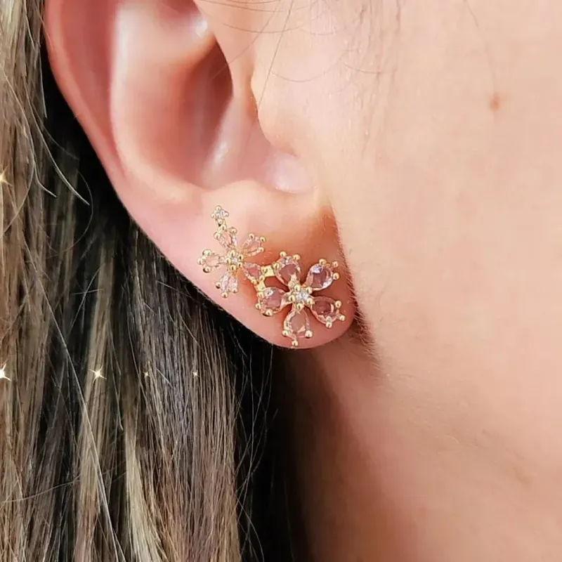 BRINCO EAR CUFF DOURADO FLORES ROSA CLARO