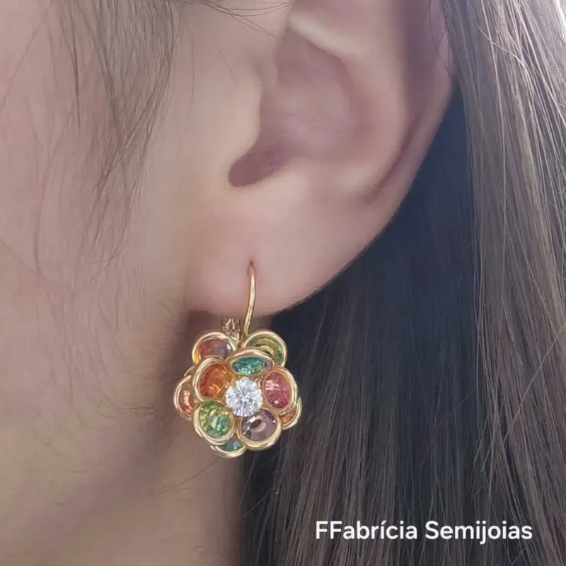 BRINCO GANCHO FLÔR  TONS CLAROS M