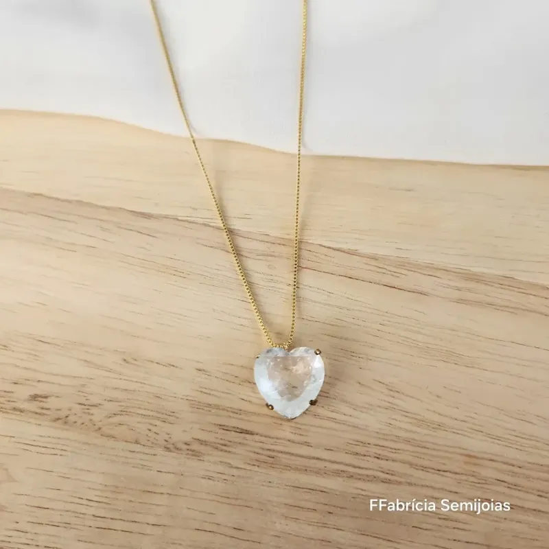 COLAR CORAÇÃO DOURADO PEDRA CRISTAL LEITOSO