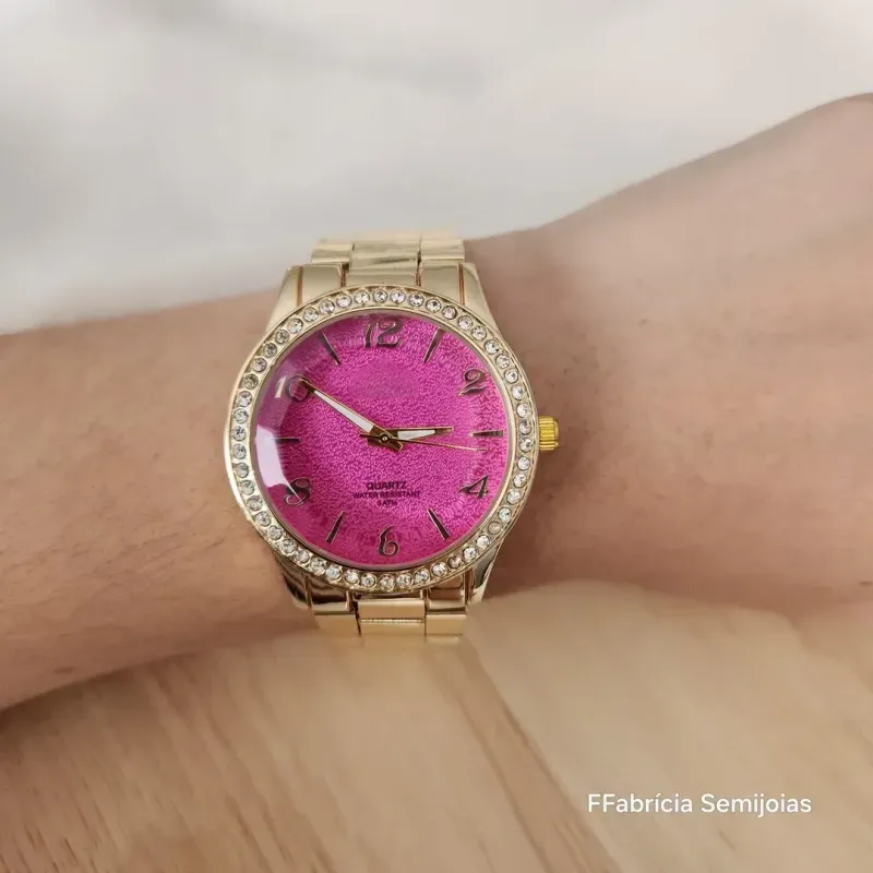 RELÓGIO DOURADO FUNDO ROSA CRAVEJADO
