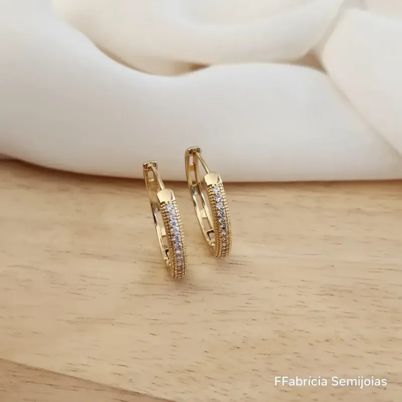 ARGOLA DOURADA CRAVEJADA COM MICROZIRCÔNIAS CRISTAL 2,5CM