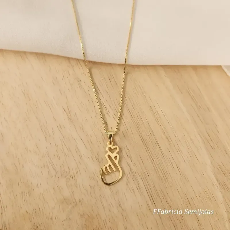COLAR PINGENTE CORAÇÃO DE DEDO DORAMA - Finger Heart