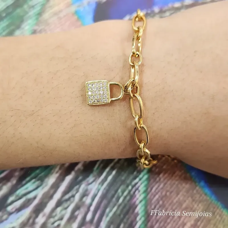 PULSEIRA DOURADA CADEADO  CRAVEJADO EM MICROZIRCÔNIAS CRISTAL