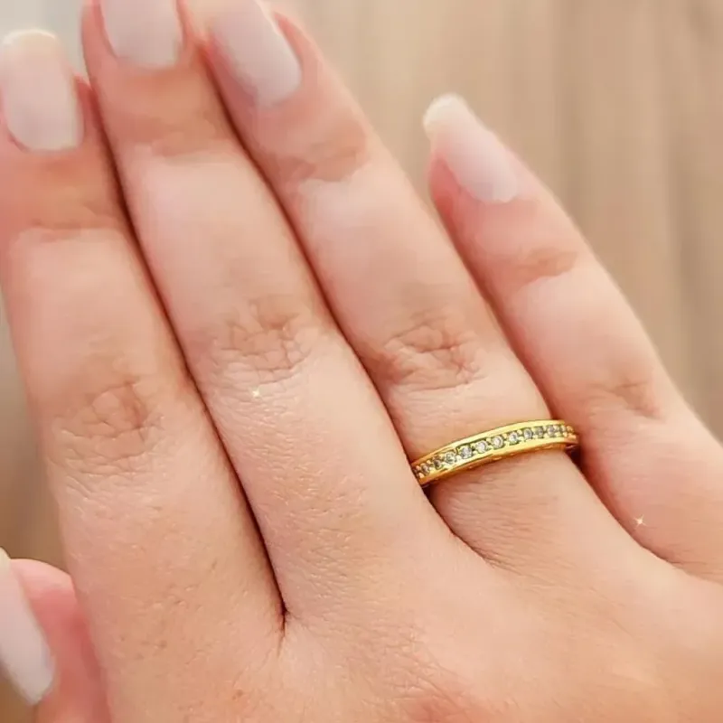 ANEL DOURADO CRAVEJADO EM MICROZIRCÔNIAS CRISTAL