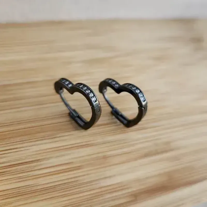 BRINCO RÓDIO NEGRO CORAÇÃO VAZADO