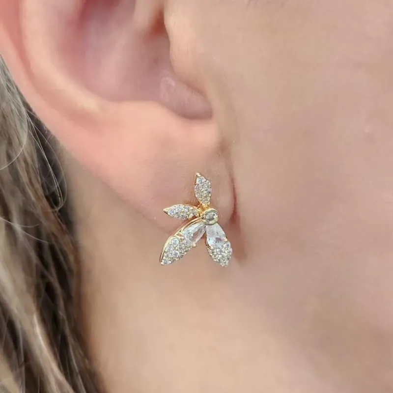 BRINCO FLOR PÉTALAS CRAVEJADO EM MICROZIRCÔNIAS E NAVETES