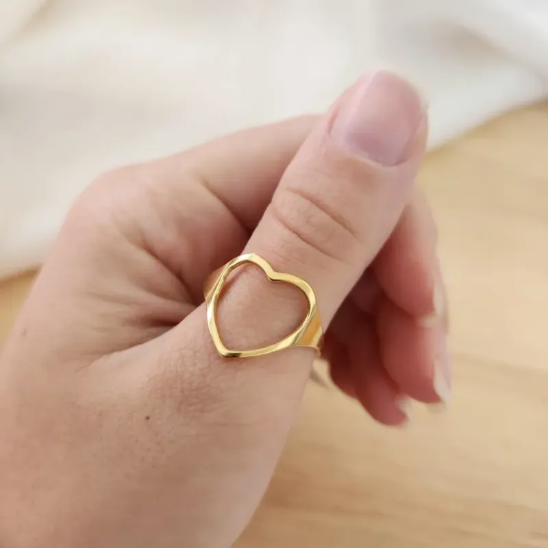 ANEL AÇO DOURADO CORAÇÃO VAZADO